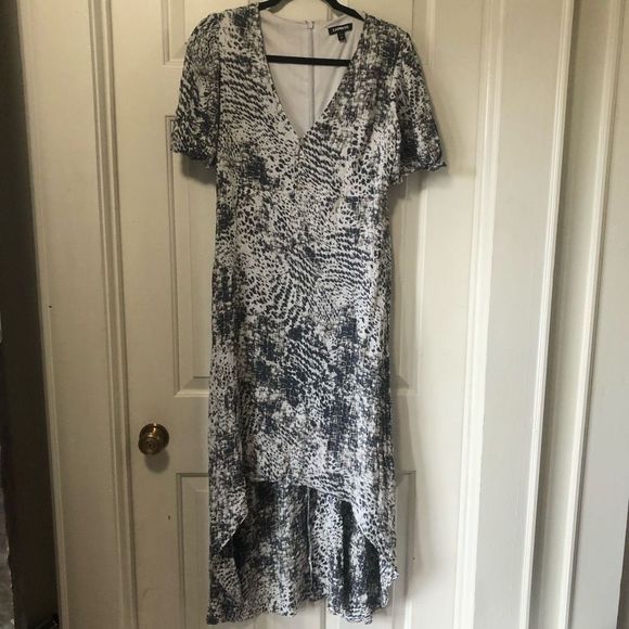Express 🐾 Animal Print High Low White Gray 100% Rayon Dress Size Medium - Picture 2 of 8